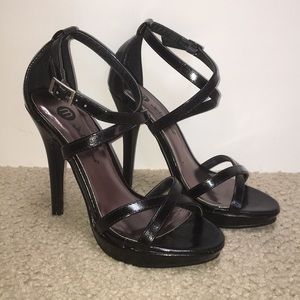 NWOT Double criss cross strap black pumps